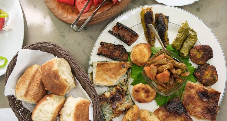Assortiment de nourriture albanaise traditionnelle sur une table.