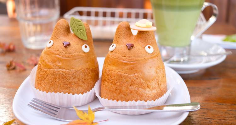 Zwei entzückende Gebäckstücke in Tierform, mit einem grünen Tee im Hintergrund.