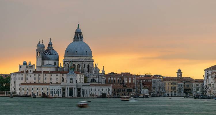 Bord de mer de Venise avec la basilique emblématique à dôme au coucher du soleil.