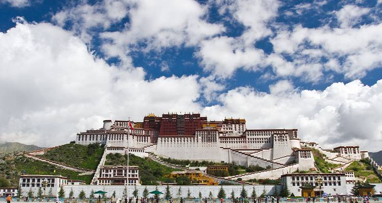 Palais célèbre avec des structures blanches et rouges contre un ciel bleu.