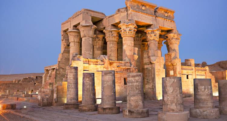 Schemerlicht benadrukt de zuilen van de Kom Ombo Tempel tegen een pastelkleurige avondhemel.