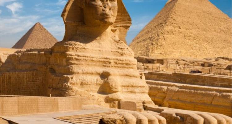 Dichterbij hoek van de Grote Sfinx voor de piramide achtergrond in warm middaglicht.