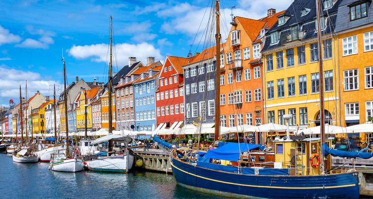Des bâtiments colorés le long d'un canal à Copenhague.