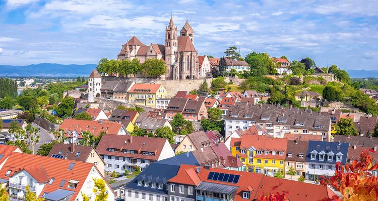 Vue panoramique de Breisach avec des bâtiments historiques sur une colline.