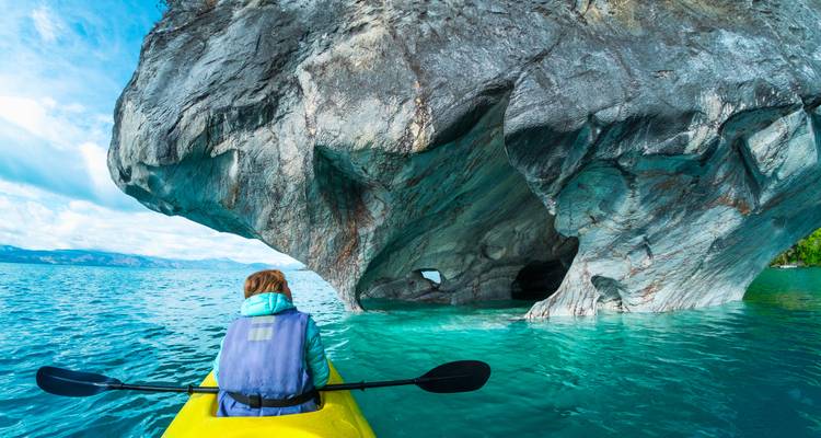 Personne faisant du kayak vers les grottes de marbre sur un lac turquoise.