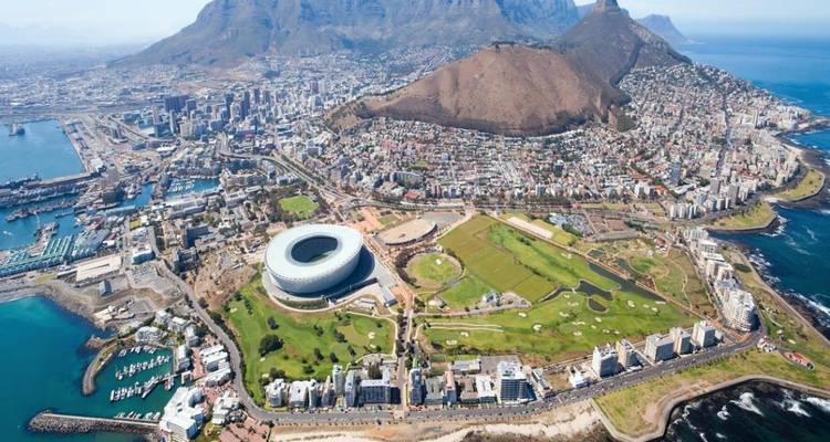 Ein Luftpanorama von Kapstadt mit dem Tafelberg, dem Stadion und der sich ausbreitenden Küstenlinie.