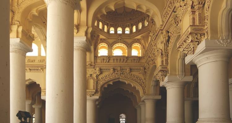 La lumière ambiante remplit les arches ornées et les piliers de l'intérieur d'un palais historique.