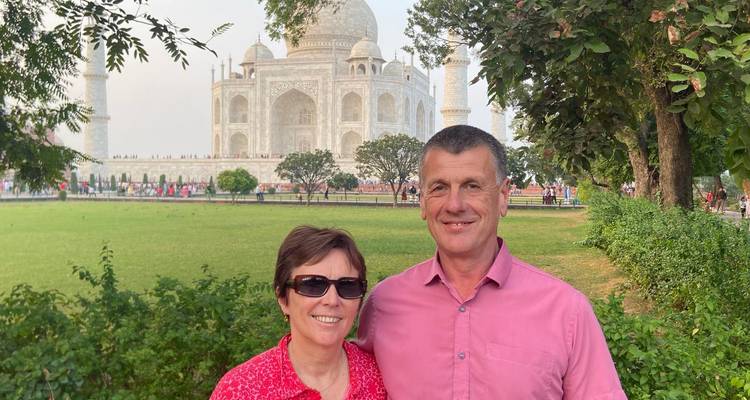 Couple posing in front of the Taj Mahal.