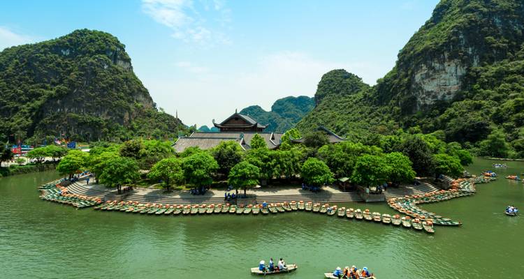 Malerische Aussicht auf einen Tempel auf einer Insel, umgeben von Booten.