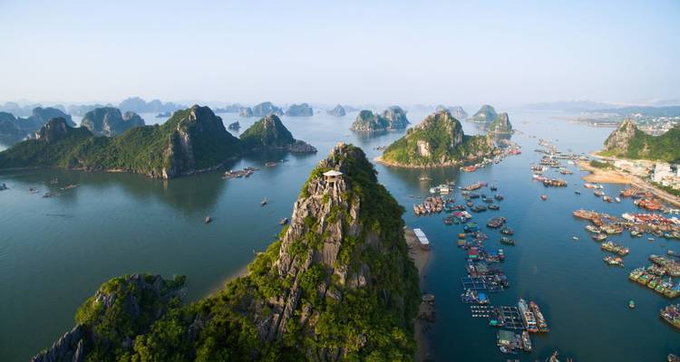 Luftaufnahme von zerklüfteten Kalksteininseln im Meer.