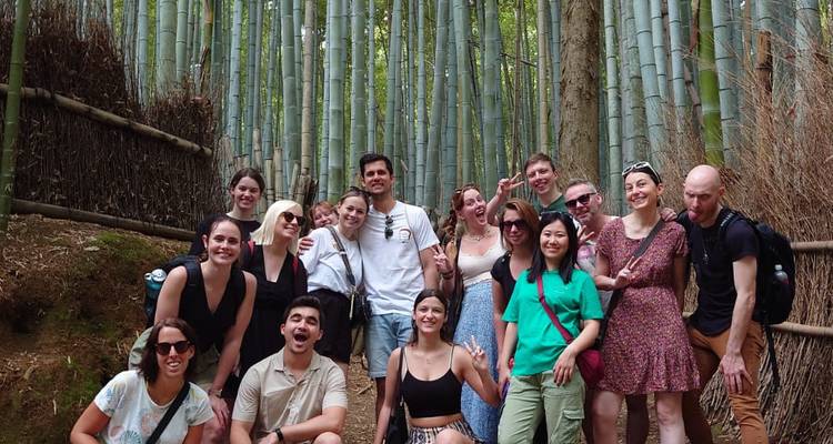 Grote groep poseert in een bamboebos.