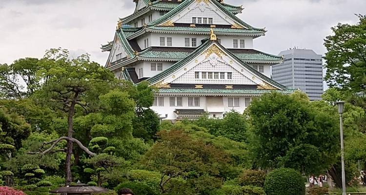 Traditioneel Japans kasteel omgeven door weelderige tuinen.