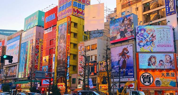 Levendige stadsstraat met kleurrijke billboards en advertenties.