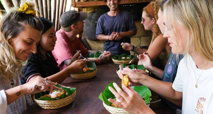 Groupe savourant un repas avec une cuisine locale.