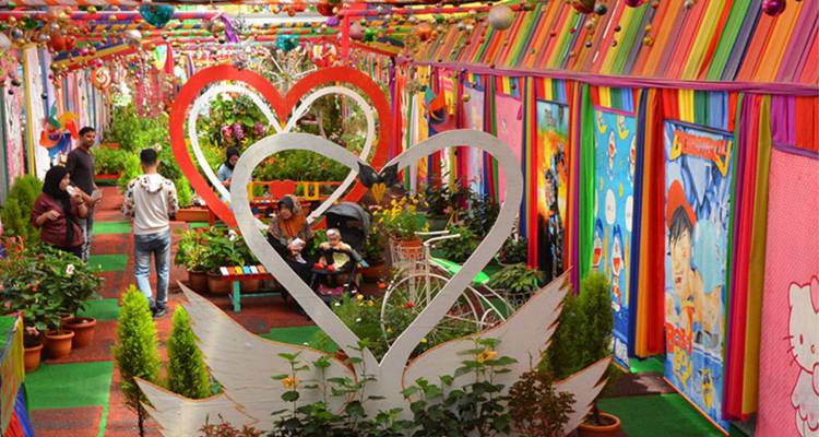 Jardin intérieur coloré avec des formes de cœur et des décorations.