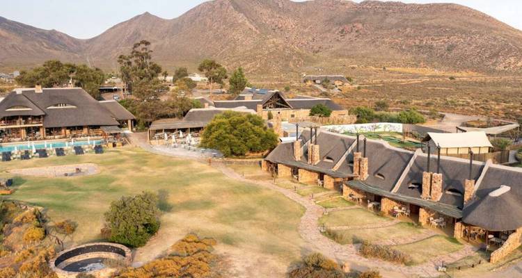Vista aérea de un albergue de lujo con montañas circundantes.