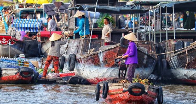 Scène de marché flottant avec bateaux et gens.