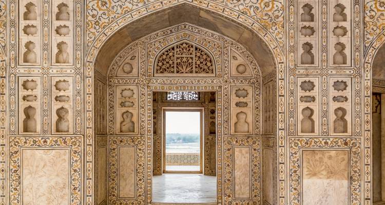 Architecture en marbre complexe avec des sculptures détaillées.