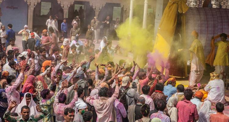 Des gens qui célèbrent avec des poudres colorées et des rassemblements enthousiastes.