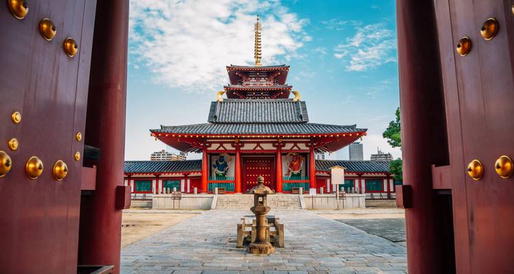Temple japonais traditionnel vu à travers des portes ouvertes.