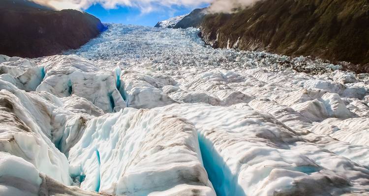 Glacier entouré de montagnes.