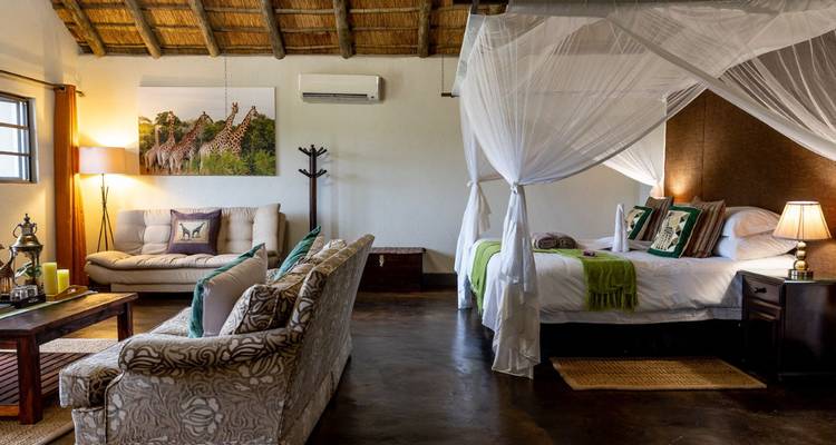 Habitación de hotel grande con decoración moderna y área de estar.