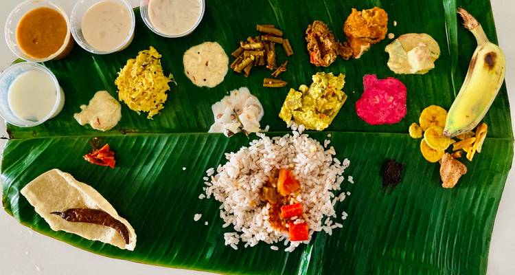 Repas indien traditionnel servi sur des feuilles de bananier.