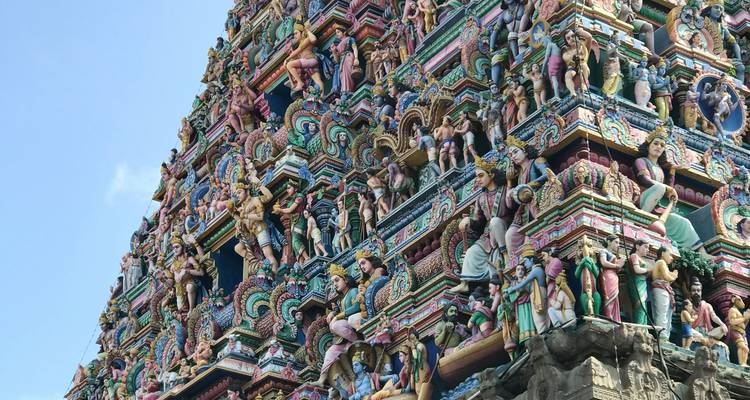 Felgekleurde tempelgevel met ingewikkelde sculpturen.