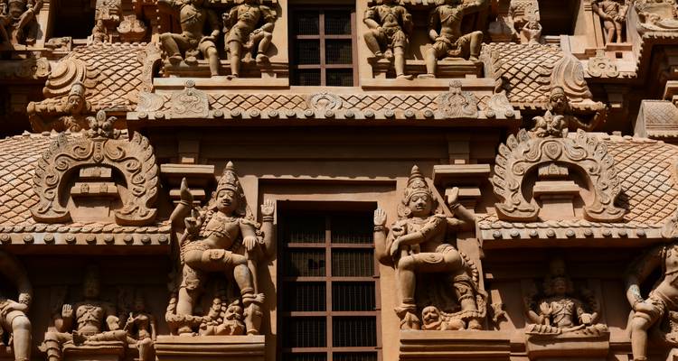 Tempelfaçade met gedetailleerde gravures en beelden.