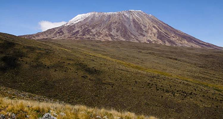Le mont Kilimandjaro vu de loin sur fond de ciel dégagé.