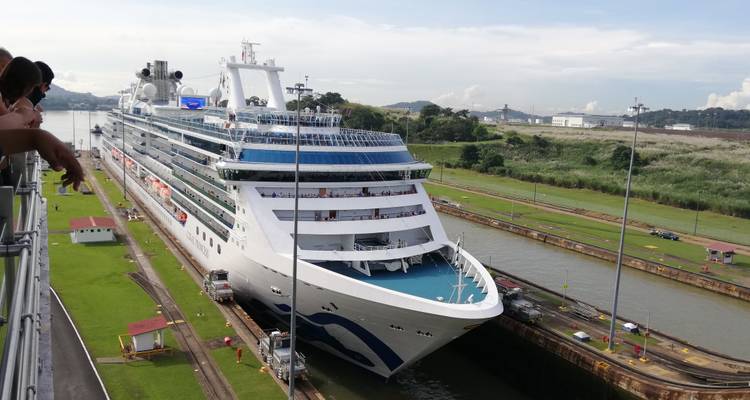 Kreuzfahrtschiff durchquert einen Kanal, von einem Aussichtspunkt aus betrachtet.