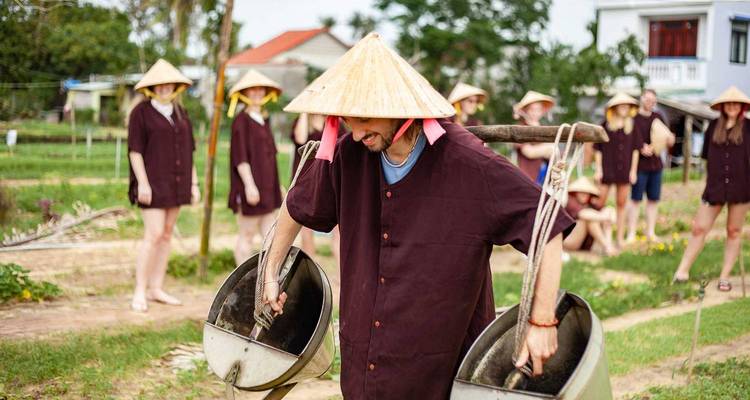 Des touristes engagés dans une activité agricole traditionnelle.
