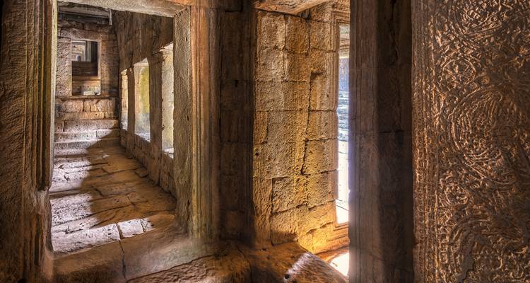 Innenraum von Angkor Wat mit einströmendem Sonnenlicht.