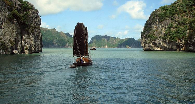 Traditionele junkboot zeilt in Halong Bay.
