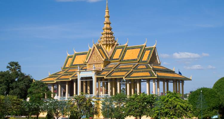 Koninklijk Paleis in Phnom Penh met een blauwe lucht.