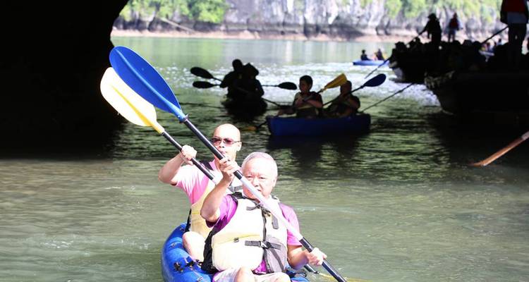 Des gens qui font du kayak sur une rivière.