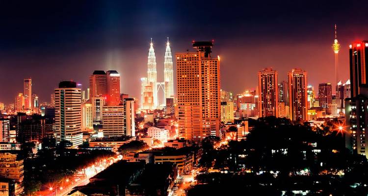 Horizon nocturne de Kuala Lumpur avec les Tours jumelles Petronas illuminées et les lumières de la ville.