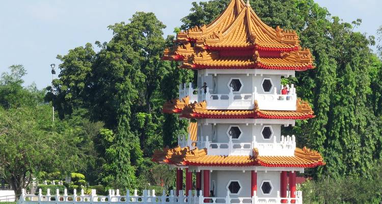 Pagode chinoise traditionnelle située dans un jardin paysager.
