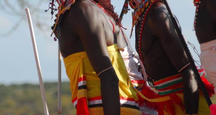 Un groupe de personnes en tenue traditionnelle se produisant dans un cadre culturel.