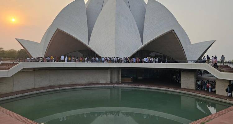 Temple du Lotus avec un coucher de soleil en arrière-plan à Delhi.