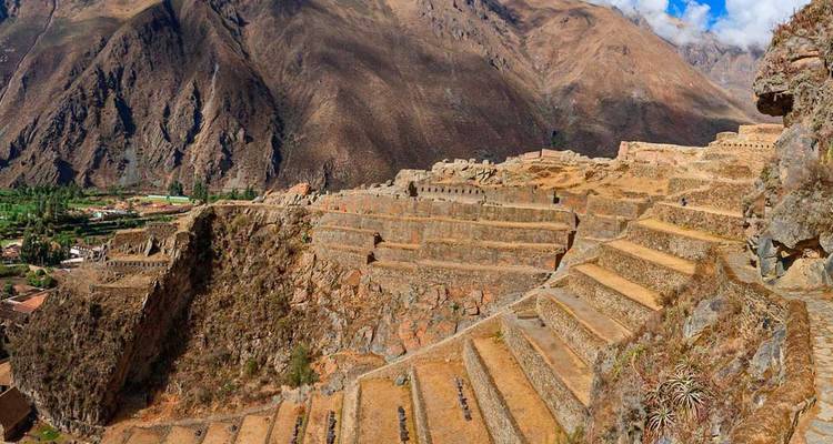 Overview of the ruins of an ancient Inca site set in the mountains.