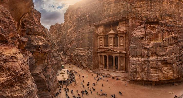 Petras Al-Khazneh mit einer Menschenmenge von Touristen.