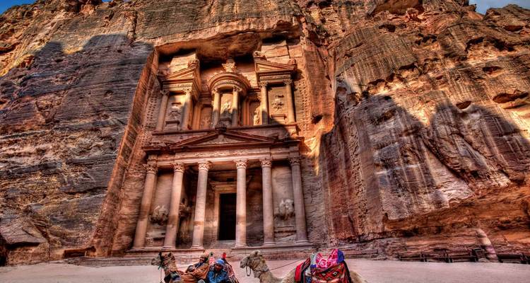 Petra's Schatzkammer mit ruhenden Kamelen im Vordergrund.