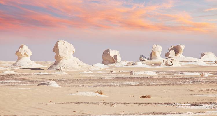 Formations rocheuses dans le Désert Blanc au coucher du soleil.