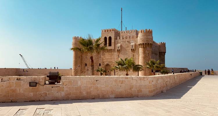 Ciudadela de Qaitbay con palmeras en Alejandría, Egipto.