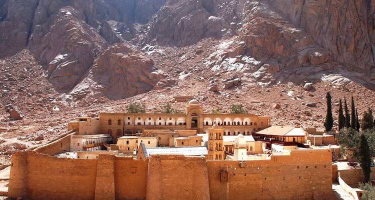 El Monasterio de Santa Catalina enclavado entre colinas rocosas.