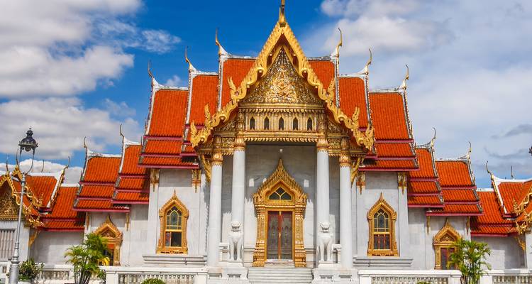 Templo ornamentado con un fondo de cielo azul.