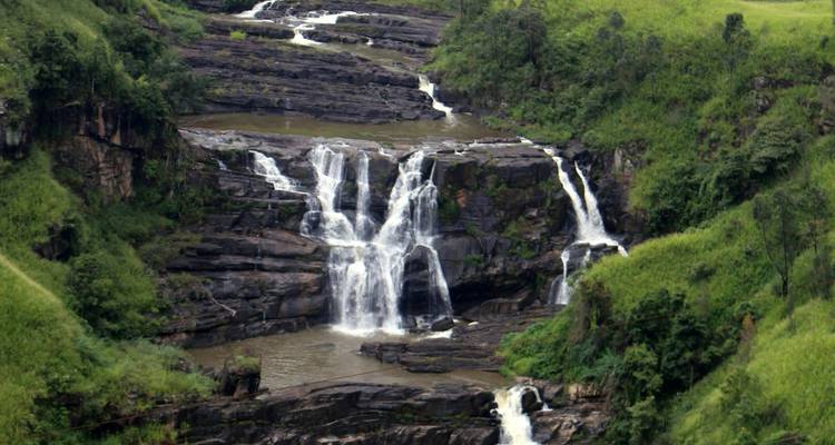 Een waterval in een jungle omgeving.