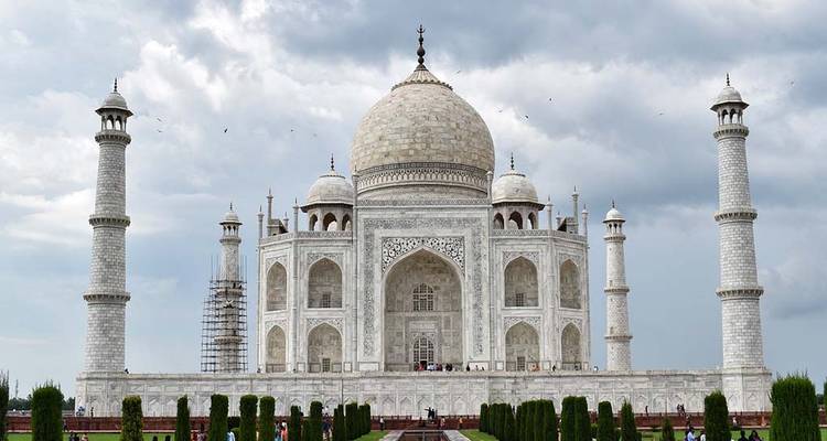 Taj Mahal con fondo de cielo azul.