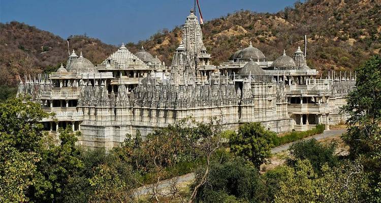 Gran complejo de templos de mármol blanco rodeado de colinas.